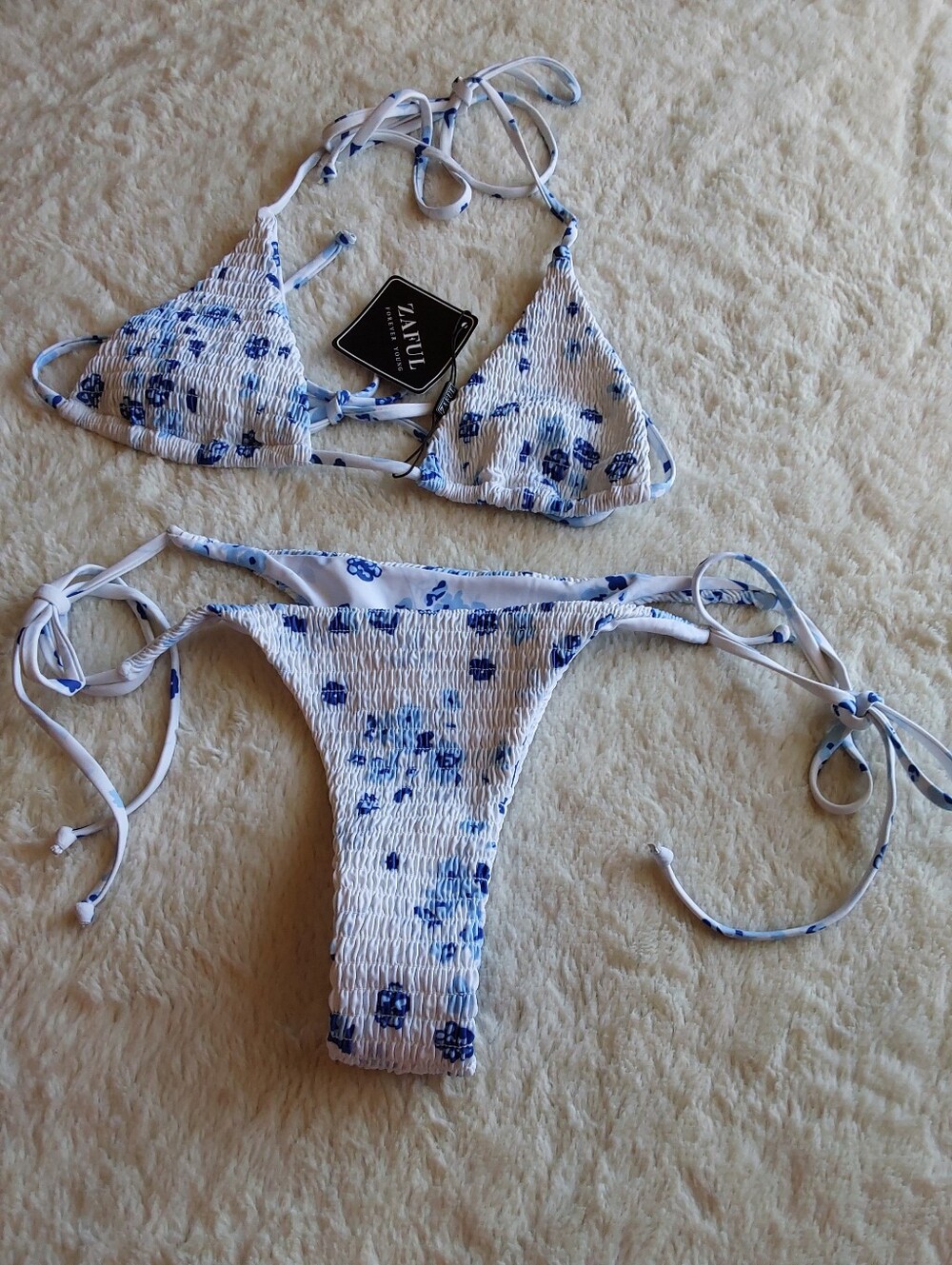 🌺 NWT Zaful White and Blue Floral Smocked Tie-Side Bikini